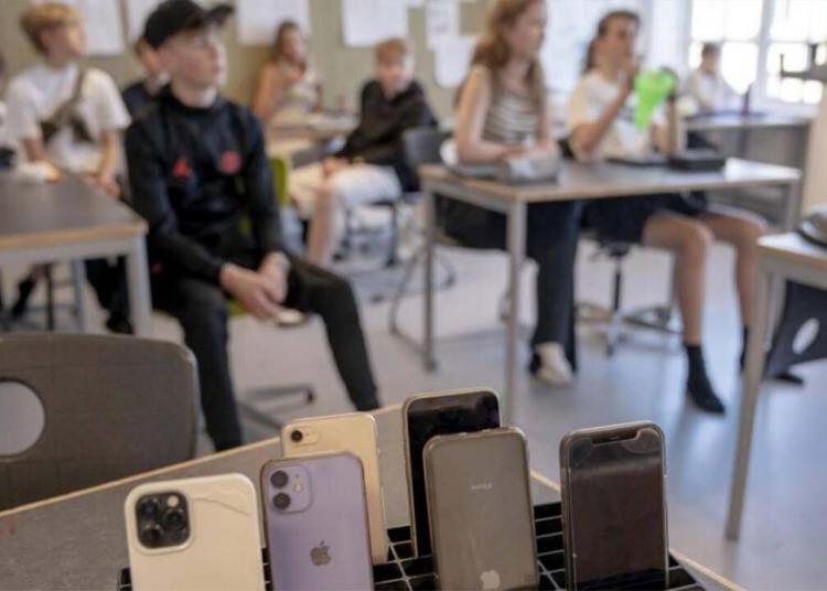 Danimarka hükümeti okullarda telefon kullanımını yasaklamak istiyor